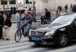 Amsterdam, 3 November 2019 Jochum ten Haaf met vrouw en dochter op de fiets