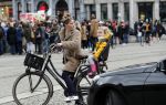 Amsterdam, 3 November 2019 Jochum ten Haaf met vrouw en dochter op de fiets