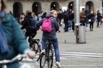 Amsterdam, 3 November 2019 Jochum ten Haaf met vrouw en dochter op de fiets