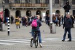 Amsterdam, 3 November 2019 Jochum ten Haaf met vrouw en dochter op de fiets