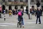 Amsterdam, 3 November 2019 Jochum ten Haaf met vrouw en dochter op de fiets