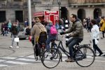 Amsterdam, 3 November 2019 Jochum ten Haaf met vrouw en dochter op de fiets