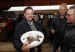 Boekel 19 oktober 2019
Meerdere boeren van boer zoekt vrouw stan op een mini markt in de stallen van Boerin Steffi. Boer Marnix Kneteman met zijn vriendin