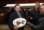 Boekel 19 oktober 2019
Meerdere boeren van boer zoekt vrouw stan op een mini markt in de stallen van Boerin Steffi. Boer Marnix Kneteman met zijn vriendin