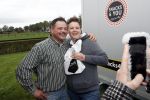 Boekel 19 oktober 2019
Meerdere boeren van boer zoekt vrouw stan op een mini markt in de stallen van Boerin Steffi. Boer Marnix Kneteman met zijn vriendin