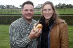 Boekel 19 oktober 2019
Meerdere boeren van boer zoekt vrouw stan op een mini markt in de stallen van Boerin Steffi. Boer Marnix Kneteman met zijn vriendin