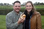 Boekel 19 oktober 2019
Meerdere boeren van boer zoekt vrouw stan op een mini markt in de stallen van Boerin Steffi. Boer Marnix Kneteman met zijn vriendin