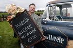 Boekel 19 oktober 2019
Meerdere boeren van boer zoekt vrouw stan op een mini markt in de stallen van Boerin Steffi. Boer Marnix Kneteman met zijn vriendin