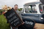 Boekel 19 oktober 2019
Meerdere boeren van boer zoekt vrouw stan op een mini markt in de stallen van Boerin Steffi. Boer Marnix Kneteman met zijn vriendin