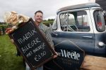 Boekel 19 oktober 2019
Meerdere boeren van boer zoekt vrouw stan op een mini markt in de stallen van Boerin Steffi. Boer Marnix Kneteman met zijn vriendin