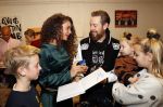 Amsterdam 11 november 2019
Boekpresentatie Fajah Lourens en Selwyn Senatori. De kinderen van fajah krijgen het eerste exemplaar. Selwyn met zijn kinderen