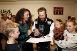 Amsterdam 11 november 2019
Boekpresentatie Fajah Lourens en Selwyn Senatori. De kinderen van fajah krijgen het eerste exemplaar. Selwyn met zijn kinderen
