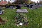 Dronrijp 29 oktober 2020
Het Graf van Aart Staartjes . Zijn huis staat tegen over de kerk.
