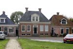 Dronrijp 29 oktober 2020
Het Graf van Aart Staartjes . Zijn huis staat tegen over de kerk.