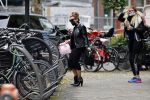 Amsterdam 27 oktober 27 oktober 2020
Estelle Cruijff en Connie Witteman met mondkapjes op de cornelis schuytstraat