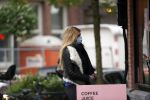 Amsterdam 27 oktober 27 oktober 2020
Estelle Cruijff en Connie Witteman met mondkapjes op de cornelis schuytstraat