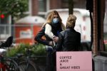 Amsterdam 27 oktober 27 oktober 2020
Estelle Cruijff en Connie Witteman met mondkapjes op de cornelis schuytstraat
