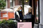 Amsterdam 27 oktober 27 oktober 2020
Estelle Cruijff en Connie Witteman met mondkapjes op de cornelis schuytstraat