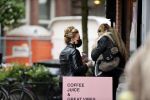 Amsterdam 27 oktober 27 oktober 2020
Estelle Cruijff en Connie Witteman met mondkapjes op de cornelis schuytstraat