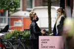 Amsterdam 27 oktober 27 oktober 2020
Estelle Cruijff en Connie Witteman met mondkapjes op de cornelis schuytstraat