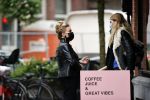 Amsterdam 27 oktober 27 oktober 2020
Estelle Cruijff en Connie Witteman met mondkapjes op de cornelis schuytstraat