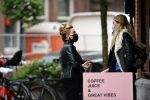 Amsterdam 27 oktober 27 oktober 2020
Estelle Cruijff en Connie Witteman met mondkapjes op de cornelis schuytstraat