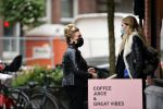 Amsterdam 27 oktober 27 oktober 2020
Estelle Cruijff en Connie Witteman met mondkapjes op de cornelis schuytstraat