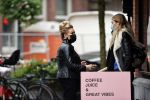 Amsterdam 27 oktober 27 oktober 2020
Estelle Cruijff en Connie Witteman met mondkapjes op de cornelis schuytstraat