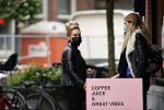 Amsterdam 27 oktober 27 oktober 2020
Estelle Cruijff en Connie Witteman met mondkapjes op de cornelis schuytstraat