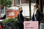 Amsterdam 27 oktober 27 oktober 2020
Estelle Cruijff en Connie Witteman met mondkapjes op de cornelis schuytstraat