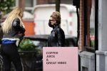 Amsterdam 27 oktober 27 oktober 2020
Estelle Cruijff en Connie Witteman met mondkapjes op de cornelis schuytstraat