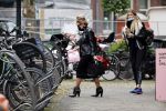 Amsterdam 27 oktober 27 oktober 2020
Estelle Cruijff en Connie Witteman met mondkapjes op de cornelis schuytstraat