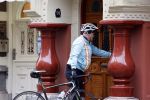 Amsterdam 1 november 2020
Ferdinand Grapperhaus komt fietsend thuis . Zijn vrouw Liesbeth Wytzes is thuis.