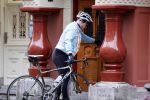 Amsterdam 1 november 2020
Ferdinand Grapperhaus komt fietsend thuis . Zijn vrouw Liesbeth Wytzes is thuis.