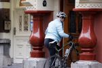 Amsterdam 1 november 2020
Ferdinand Grapperhaus komt fietsend thuis . Zijn vrouw Liesbeth Wytzes is thuis.