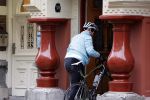 Amsterdam 1 november 2020
Ferdinand Grapperhaus komt fietsend thuis . Zijn vrouw Liesbeth Wytzes is thuis.
