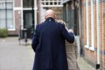 Voorburg 31 oktober 2020
Frits Wester loopt met zijn nieuwe vriendin naar zijn huis toe.