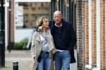 Voorburg 31 oktober 2020
Frits Wester loopt met zijn nieuwe vriendin naar zijn huis toe.