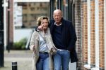 Voorburg 31 oktober 2020
Frits Wester loopt met zijn nieuwe vriendin naar zijn huis toe.