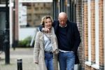 Voorburg 31 oktober 2020
Frits Wester loopt met zijn nieuwe vriendin naar zijn huis toe.
