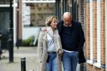 Voorburg 31 oktober 2020
Frits Wester loopt met zijn nieuwe vriendin naar zijn huis toe.