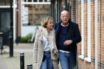 Voorburg 31 oktober 2020
Frits Wester loopt met zijn nieuwe vriendin naar zijn huis toe.