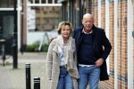Voorburg 31 oktober 2020
Frits Wester loopt met zijn nieuwe vriendin naar zijn huis toe.