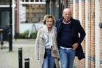 Voorburg 31 oktober 2020
Frits Wester loopt met zijn nieuwe vriendin naar zijn huis toe.