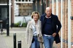 Voorburg 31 oktober 2020
Frits Wester loopt met zijn nieuwe vriendin naar zijn huis toe.