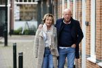 Voorburg 31 oktober 2020
Frits Wester loopt met zijn nieuwe vriendin naar zijn huis toe.