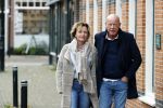Voorburg 31 oktober 2020
Frits Wester loopt met zijn nieuwe vriendin naar zijn huis toe.
