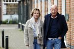Voorburg 31 oktober 2020
Frits Wester loopt met zijn nieuwe vriendin naar zijn huis toe.