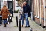 Voorburg 31 oktober 2020
Frits Wester loopt met zijn nieuwe vriendin naar zijn huis toe.