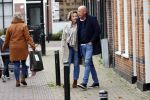 Voorburg 31 oktober 2020
Frits Wester loopt met zijn nieuwe vriendin naar zijn huis toe.